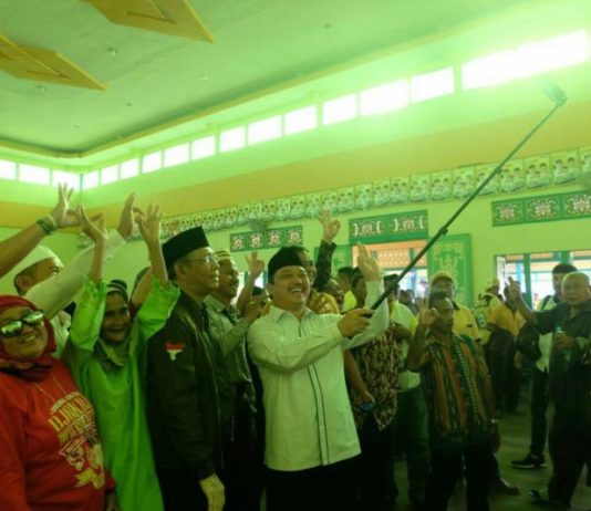 Norsan: IPM Kalbar Peringkat 29 dari 34 Provinsi Calon Gubernur Kalbar nomor urut tiga Sutarmidji - Ria Norsan berselfie bersama masyarakat Putusibau. (Kang Enchus for Equator)