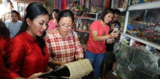 Gandeng Pengusaha Muda, Ini Tujuan Karolin Cagub Kalbar Karolin Belanja Kerajinan Tangan di Pasar Tradisional Putussibau, Kapuas Hulu.