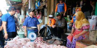 Ini Permintaan Pedagang Pasar Pagi Putussibau kepada Sutarmidji Calon Gubernur Kalbar Sutarmidji tampak dekat dengan warga ketika mengunjungi pasar pagi di Kabupaten Kapuas Hulu. (Kang Enchus for Equator)