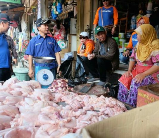 Ini Permintaan Pedagang Pasar Pagi Putussibau kepada Sutarmidji Calon Gubernur Kalbar Sutarmidji tampak dekat dengan warga ketika mengunjungi pasar pagi di Kabupaten Kapuas Hulu. (Kang Enchus for Equator)