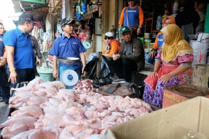 Calon Gubernur Kalbar Sutarmidji tampak dekat dengan warga ketika mengunjungi pasar pagi di Kabupaten Kapuas Hulu. (Kang Enchus for Equator)