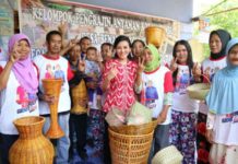 Pelaku UMKM Kayong Utara: Apa yang Disampaikan Bu Karolin Jadi Harapan Saya Cagub Kalbar Karolin Belanja Kerajinan Tangan di Pasar Tradisional Putussibau, Kapuas Hulu.