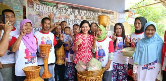 Pelaku UMKM Kayong Utara: Apa yang Disampaikan Bu Karolin Jadi Harapan Saya Cagub Kalbar Karolin Belanja Kerajinan Tangan di Pasar Tradisional Putussibau, Kapuas Hulu.