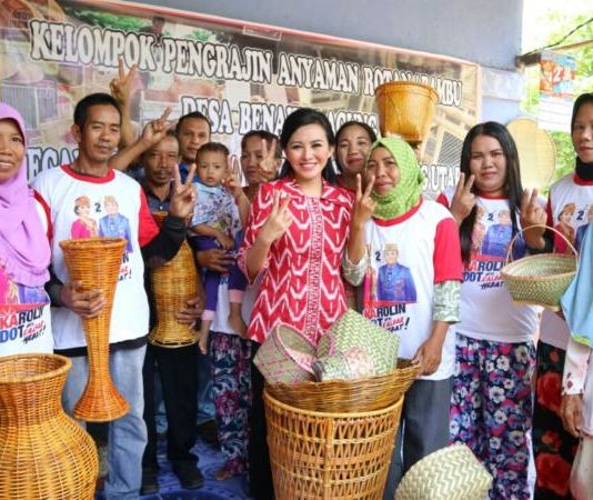 Pelaku UMKM Kayong Utara: Apa yang Disampaikan Bu Karolin Jadi Harapan Saya Cagub Kalbar Karolin Belanja Kerajinan Tangan di Pasar Tradisional Putussibau, Kapuas Hulu.