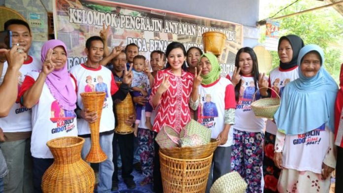 Cagub Kalbar Karolin Belanja Kerajinan Tangan di Pasar Tradisional Putussibau, Kapuas Hulu.