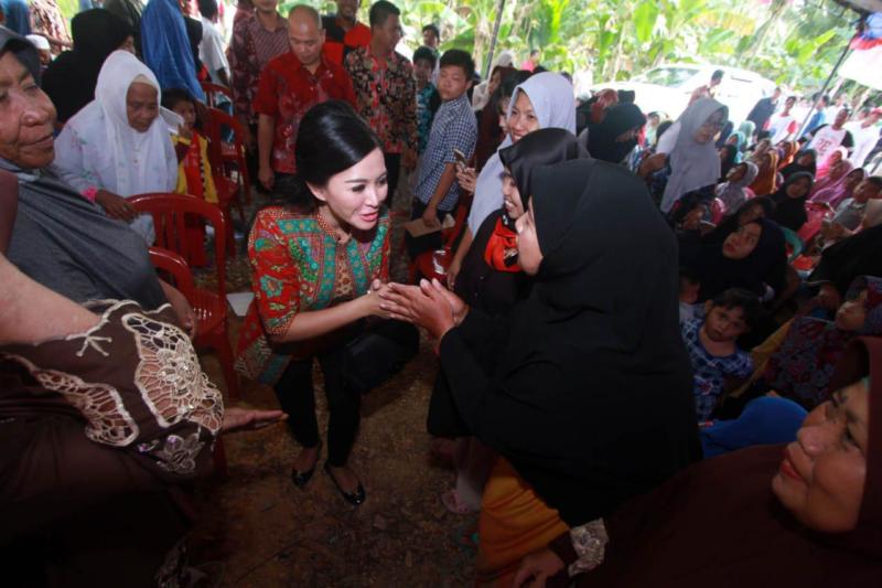 Cagub Kalbar no 2, Karolin Margret Natasa Disambut Antusias Warga Saat Kampanye Dialogis di Kabupaten Mempawah.
