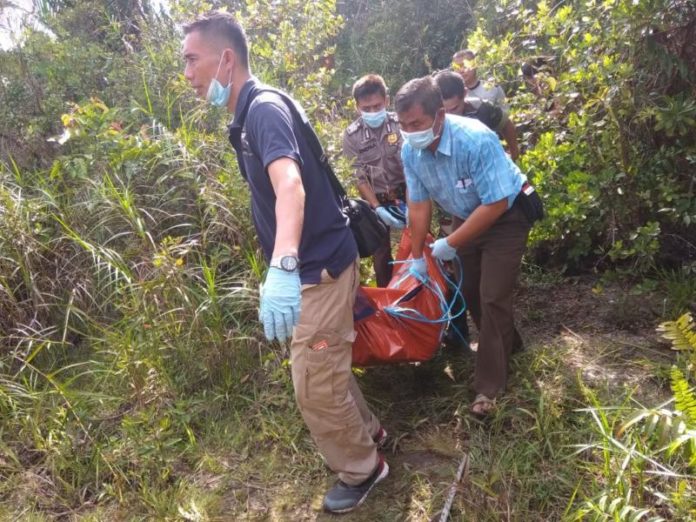 Anggota polisi mengevaluasi mayat dari kebun sawit di dusun Baet desa Sekilap kecamatan Mandor kabupaten Landak* Foto Warga for Rakyat Kalbar