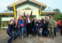 Ini Janji Sutarmidji kepada Masyarakat Kapuas Hulu Calon Gubernur Kalbar nomor urut tiga Sutarmidji berfoto bersama masyarakat (Kang Enchus for Equator)