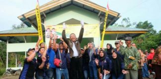 Ini Janji Sutarmidji kepada Masyarakat Kapuas Hulu Calon Gubernur Kalbar nomor urut tiga Sutarmidji berfoto bersama masyarakat (Kang Enchus for Equator)