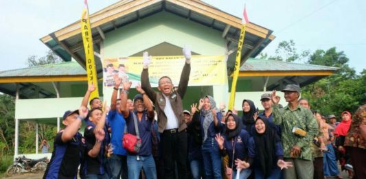 Ini Janji Sutarmidji kepada Masyarakat Kapuas Hulu Calon Gubernur Kalbar nomor urut tiga Sutarmidji berfoto bersama masyarakat (Kang Enchus for Equator)