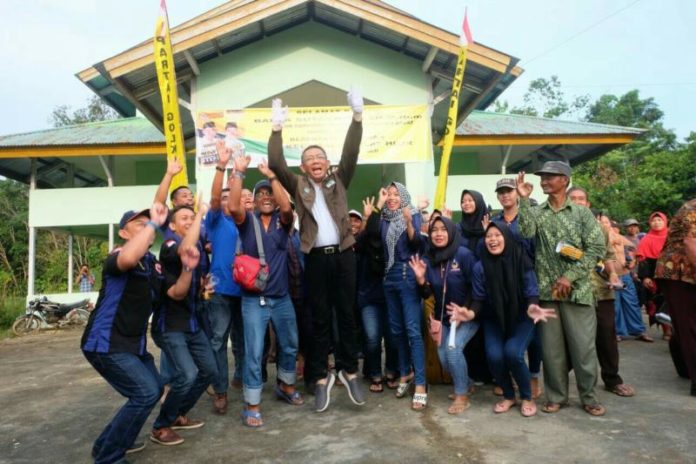 Calon Gubernur Kalbar nomor urut tiga Sutarmidji berfoto bersama masyarakat (Kang Enchus for Equator)