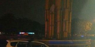 Mabuk, Mobil ‘Terbang’ Sejauh 20 Meter