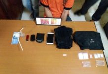 Lagi, Pengedar Narkoba di Singkawang Dibekuk Polisi Barang bukti narkoba milik tersangka R, 44, saat dibekuk Satuan Reserse Narkoba Polres Singkawang dan Intelmob di Jl Sungai Mahakam, Roban, Jumat (6/4) Polres Singkawang For RK