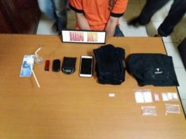 Lagi, Pengedar Narkoba di Singkawang Dibekuk Polisi Barang bukti narkoba milik tersangka R, 44, saat dibekuk Satuan Reserse Narkoba Polres Singkawang dan Intelmob di Jl Sungai Mahakam, Roban, Jumat (6/4) Polres Singkawang For RK