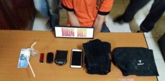 Lagi, Pengedar Narkoba di Singkawang Dibekuk Polisi Barang bukti narkoba milik tersangka R, 44, saat dibekuk Satuan Reserse Narkoba Polres Singkawang dan Intelmob di Jl Sungai Mahakam, Roban, Jumat (6/4) Polres Singkawang For RK