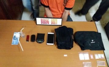 Lagi, Pengedar Narkoba di Singkawang Dibekuk Polisi Barang bukti narkoba milik tersangka R, 44, saat dibekuk Satuan Reserse Narkoba Polres Singkawang dan Intelmob di Jl Sungai Mahakam, Roban, Jumat (6/4) Polres Singkawang For RK