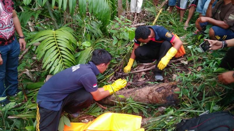 OLAH TKP. Tim Inafis Polres Sekadau tengah melakukan olah TKP di tempat penemuan kerangka Ludin di Engkersik, Jumat (6/4)--Polisi for Rakyat Kalbar