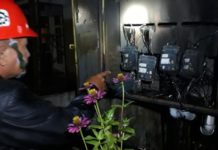 Kubu Raya dan Pontianak Padam, Ini penjelasan PLN Petugas PLN saat memeriksa wering box lost kontak yang terbakar akibat disambar petir