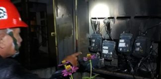 Kubu Raya dan Pontianak Padam, Ini penjelasan PLN Petugas PLN saat memeriksa wering box lost kontak yang terbakar akibat disambar petir