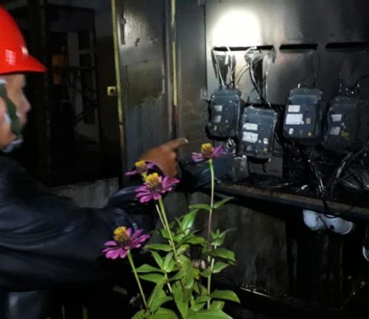 Kubu Raya dan Pontianak Padam, Ini penjelasan PLN Petugas PLN saat memeriksa wering box lost kontak yang terbakar akibat disambar petir