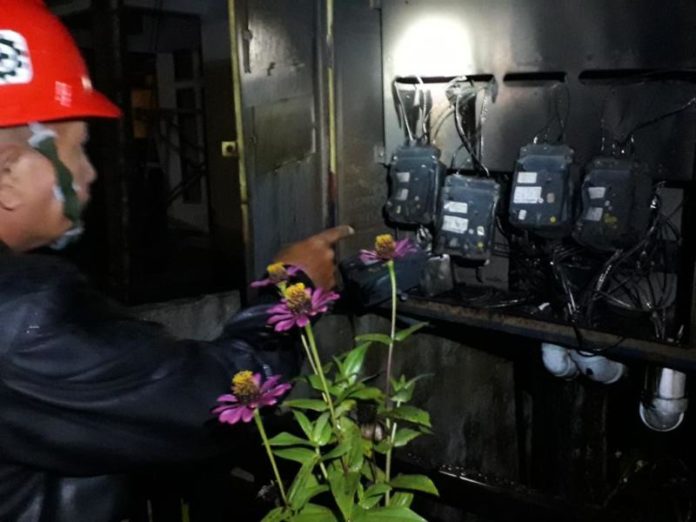 Petugas PLN saat memeriksa wering box lost kontak yang terbakar akibat disambar petir