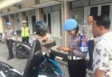 Polisi pun Ikut Ditilang Anggota propam memeriksa surat kendaraan milik polisi. (IST)