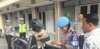 Polisi pun Ikut Ditilang Anggota propam memeriksa surat kendaraan milik polisi. (IST)