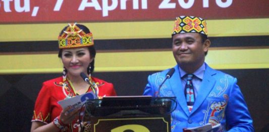 Karolin-Gidot: Membangun Sekolah Unggul Tanpa Menggusur KAROLIN GIDOT, KOMITMEN BANGUN SEKTOR PENDUIDIKAN