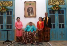 Karolin Terima Penghargaan dan Jadi Kerabat Karaton Surakarta Hadiningrat Calon Gubernur Kalimantan Barat, Karolin Margret Natasa saat menerima gelar Kanjeng Mas Tumenggung dari Raja Kasunanan Surakarta Sampeyandalem Ingkang Sinuhun Kangjeng Susuhunan Pakubuwono XIII