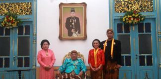 Karolin Terima Penghargaan dan Jadi Kerabat Karaton Surakarta Hadiningrat Calon Gubernur Kalimantan Barat, Karolin Margret Natasa saat menerima gelar Kanjeng Mas Tumenggung dari Raja Kasunanan Surakarta Sampeyandalem Ingkang Sinuhun Kangjeng Susuhunan Pakubuwono XIII