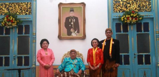 Karolin Terima Penghargaan dan Jadi Kerabat Karaton Surakarta Hadiningrat Calon Gubernur Kalimantan Barat, Karolin Margret Natasa saat menerima gelar Kanjeng Mas Tumenggung dari Raja Kasunanan Surakarta Sampeyandalem Ingkang Sinuhun Kangjeng Susuhunan Pakubuwono XIII