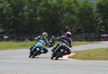 14 Tahun Vakum, Yamaha Cup Race 2018 di Singkawang Cari Pembalap Wakili Kalbar BERSAING. Para pembalap kelas matic Yamaha ini tengah bersaing mengejar garis finish dalam event bergengsi Kejurprov Moto Prix Putaran 1 di Sirkuit Taman Pasir Panjang Singkawang beberapa waktu lalu--Ocsya Ade CP/RK
