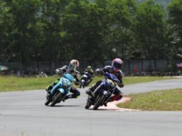 BERSAING. Para pembalap kelas matic Yamaha ini tengah bersaing mengejar garis finish dalam event bergengsi Kejurprov Moto Prix Putaran 1 di Sirkuit Taman Pasir Panjang Singkawang beberapa waktu lalu--Ocsya Ade CP/RK