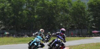 14 Tahun Vakum, Yamaha Cup Race 2018 di Singkawang Cari Pembalap Wakili Kalbar BERSAING. Para pembalap kelas matic Yamaha ini tengah bersaing mengejar garis finish dalam event bergengsi Kejurprov Moto Prix Putaran 1 di Sirkuit Taman Pasir Panjang Singkawang beberapa waktu lalu--Ocsya Ade CP/RK