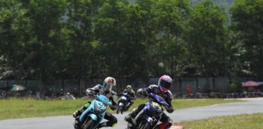14 Tahun Vakum, Yamaha Cup Race 2018 di Singkawang Cari Pembalap Wakili Kalbar BERSAING. Para pembalap kelas matic Yamaha ini tengah bersaing mengejar garis finish dalam event bergengsi Kejurprov Moto Prix Putaran 1 di Sirkuit Taman Pasir Panjang Singkawang beberapa waktu lalu--Ocsya Ade CP/RK