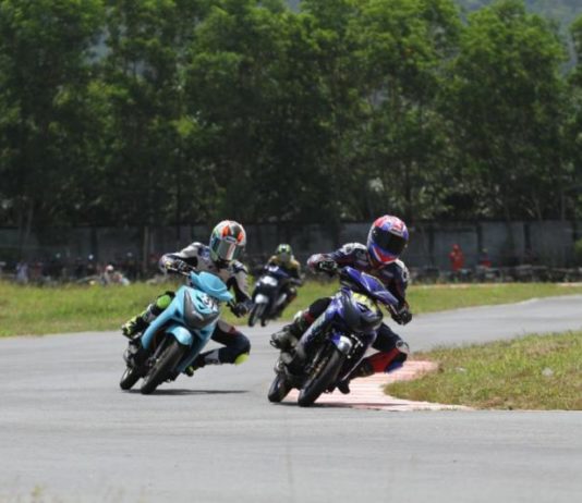 14 Tahun Vakum, Yamaha Cup Race 2018 di Singkawang Cari Pembalap Wakili Kalbar BERSAING. Para pembalap kelas matic Yamaha ini tengah bersaing mengejar garis finish dalam event bergengsi Kejurprov Moto Prix Putaran 1 di Sirkuit Taman Pasir Panjang Singkawang beberapa waktu lalu--Ocsya Ade CP/RK