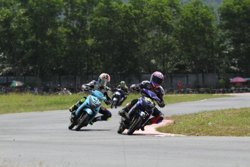 BERSAING. Para pembalap kelas matic Yamaha ini tengah bersaing mengejar garis finish dalam event bergengsi Kejurprov Moto Prix Putaran 1 di Sirkuit Taman Pasir Panjang Singkawang beberapa waktu lalu--Ocsya Ade CP/RK