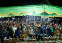 Di Sekadau Hilir, Masyarakat Keluhkan Jalan Rusak pada Cagub Sutarmdiji Masyarakat Desa Peniti Kecamatan Sekadau Hilir Kabupaten Sekadau menghadiri silahturahim Calon Gubernur Kalbar nomor urut tiga Sutarmidji. (Kang Enchus for Equator).