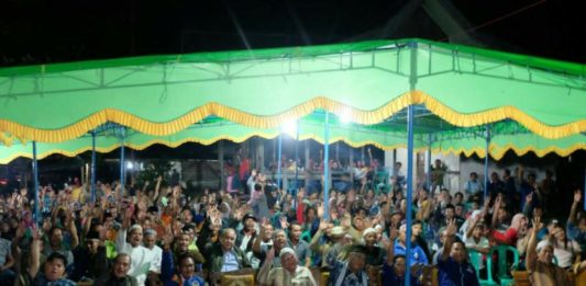 Di Sekadau Hilir, Masyarakat Keluhkan Jalan Rusak pada Cagub Sutarmdiji Masyarakat Desa Peniti Kecamatan Sekadau Hilir Kabupaten Sekadau menghadiri silahturahim Calon Gubernur Kalbar nomor urut tiga Sutarmidji. (Kang Enchus for Equator).
