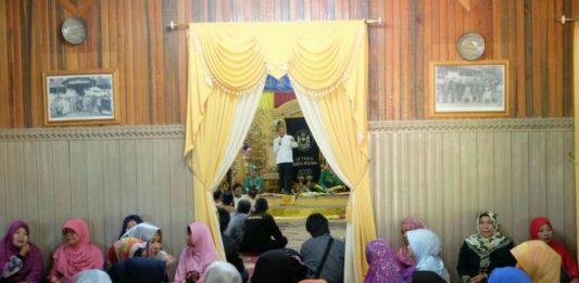 Raja Sanggau: Saya dan Masyarakat Sanggau Dukung Penuh Midji-Norsan Sutarmidji yang merupakan calon Gubernur Kalbar menghadiri acara yang diselenggarakan oleh Raja Sanggau di Istana Surya Negara Kabupaten Sanggau (Kang Enchus for Equator).