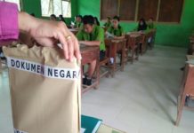 Lebih Memilih Kerja di Malaysia Ketimbang Ikuti UN UN. Pelajar SMP Negeri 3 Entikong tengah mengikuti UN, kemarin--Warga for RK