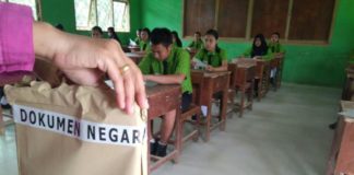 Lebih Memilih Kerja di Malaysia Ketimbang Ikuti UN UN. Pelajar SMP Negeri 3 Entikong tengah mengikuti UN, kemarin--Warga for RK