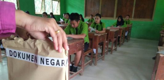 Lebih Memilih Kerja di Malaysia Ketimbang Ikuti UN UN. Pelajar SMP Negeri 3 Entikong tengah mengikuti UN, kemarin--Warga for RK