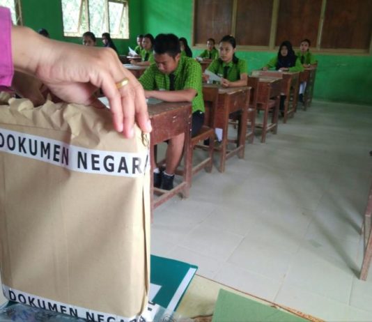 Lebih Memilih Kerja di Malaysia Ketimbang Ikuti UN UN. Pelajar SMP Negeri 3 Entikong tengah mengikuti UN, kemarin--Warga for RK