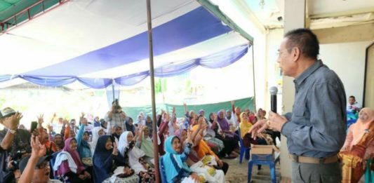 Awang Ishak: Kita harus Kompak Menangkan Midji-Norsan di Singkawang Suasana silaturahim masyarakat Singkawang bersama Midji-Norsan. (Kang Enchus for Equator).