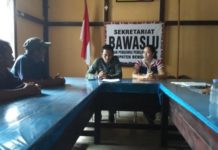 Dianggap Tak Netral, Calon Komisioner KPU Bengkayang Dilaporkan MELAPOR. Stefanus bersama warga lainnya melaporkan calon anggota Komisioner KPU Bengkayang ke Panwaslu Kabupaten Bengkayang, Jumat (27/4)--Kurnadi/RK