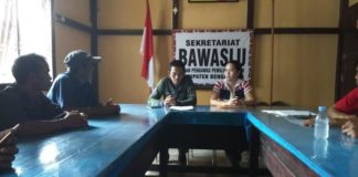 Dianggap Tak Netral, Calon Komisioner KPU Bengkayang Dilaporkan MELAPOR. Stefanus bersama warga lainnya melaporkan calon anggota Komisioner KPU Bengkayang ke Panwaslu Kabupaten Bengkayang, Jumat (27/4)--Kurnadi/RK
