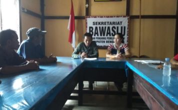 Dianggap Tak Netral, Calon Komisioner KPU Bengkayang Dilaporkan MELAPOR. Stefanus bersama warga lainnya melaporkan calon anggota Komisioner KPU Bengkayang ke Panwaslu Kabupaten Bengkayang, Jumat (27/4)--Kurnadi/RK