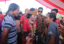 Karolin: Masyarakat Dayak Segera Urus KTP Elektronik MERAKYAT. Karolin ketika bertemu dan menyarankan salah satu warga untuk mengurus KTP-el, belum lama ini--MC for RK