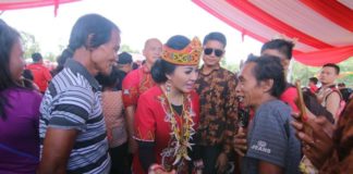 Karolin: Masyarakat Dayak Segera Urus KTP Elektronik MERAKYAT. Karolin ketika bertemu dan menyarankan salah satu warga untuk mengurus KTP-el, belum lama ini--MC for RK
